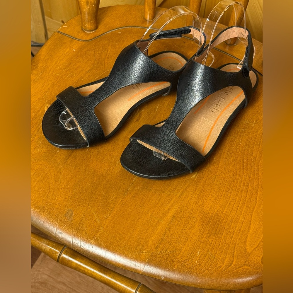 Gentle Souls by Kenneth Cole Signature Lark T-Strap Black Leather Sandal 6 - Picture 10 of 11